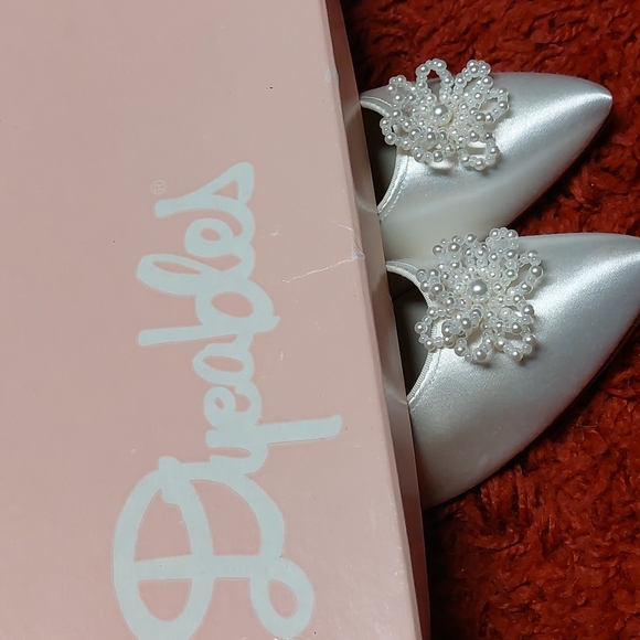 Vintage White Satin Wedding Shoes with Beads - Picture 6 of 11